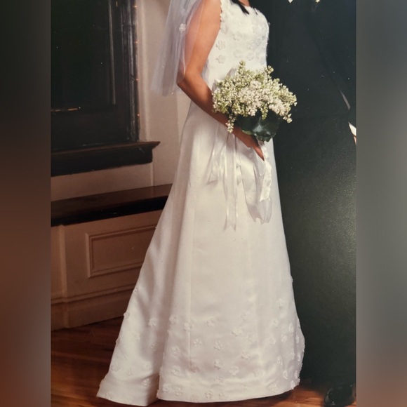 Vintage Vera Wang Wedding Gown - Picture 2 of 12